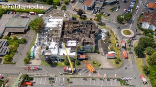 Großbrand in einem Möbelmarkt in Bad Hersfeld. Die Einsatzkräfte des Landkreises sind mit mehr als 250 Leuten vor Ort.