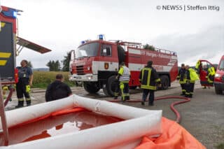 40 Feuerwehrleute versorgen 400.000 Hühner mit Wasser. Im Vordergrund ist der faltbare Behälter zur Zwischenlagerung zur sehen.
