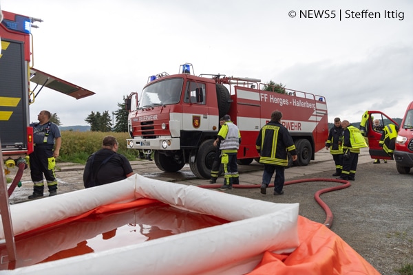 40 Feuerwehrleute versorgen 400.000 Hühner mit Wasser. Im Vordergrund ist der faltbare Behälter zur Zwischenlagerung zu sehen.