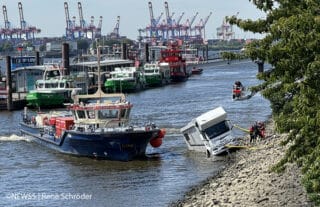 Am Hamburger Fischmarkt rutscht ein Wohnmobil in die Elbe. Die Bergung erweist sich als aufwendige technische Hilfeleistung.