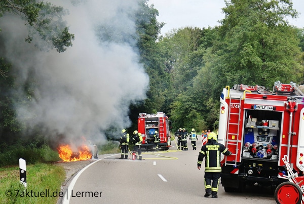 Im Rems-Murr-Kreis gerät ein Porsche-Oldtimer in Brand. 20 Feuerwehrleute sind im Einsatz.