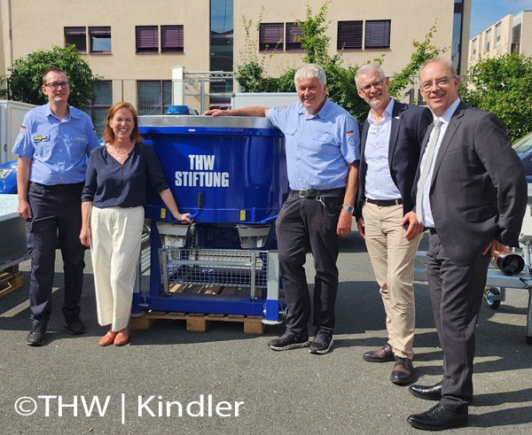 Michael Matrian, Landesbeauftragter des THW für Bremen, Niedersachsen, Dr. Cornelia Lawrenz, Geschäftsführerin THW-Stiftung, Albrecht Broemme, Vorstandsvorsitzender THW-Stiftung, Christian Bieniek, Geschäftsführung Alstom Transport Deutschland GmbH und Dieter Rohrberg, Niedersächsisches Innenministerium, Abteilungsleiter für Brand- und Katastrophenschutz (v.l.n.r.:) zur Übergabe der Sandsackfüllmaschine. Foto: THW | Britta Kindler