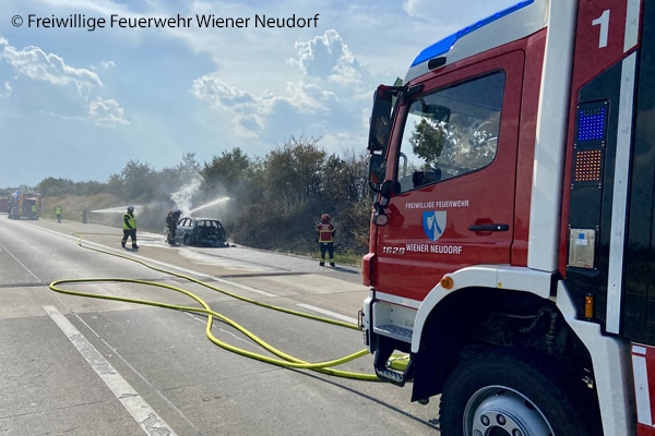 Kameraden der FF Wiener Neudorf beim Löschen eines in Vollbrand stehenden Pkw. Foto: Freiwillige Feuerwehr Wiener Neudorf | www.ff-wr-neudorf.at