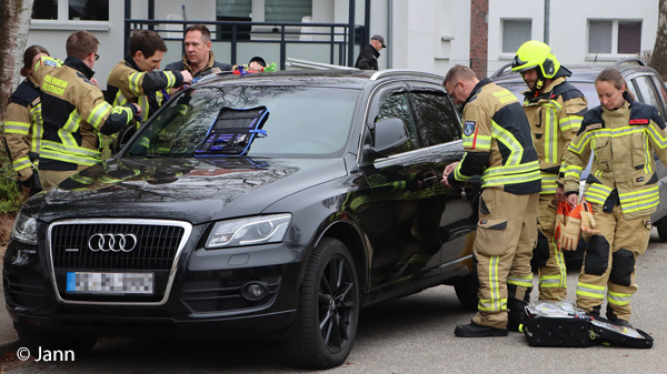 Hochkonzentriert arbeiten die Kräfte der Feuerwehr Geesthacht, um eine verschlossene Autotür zu entriegeln. Foto: Jann 