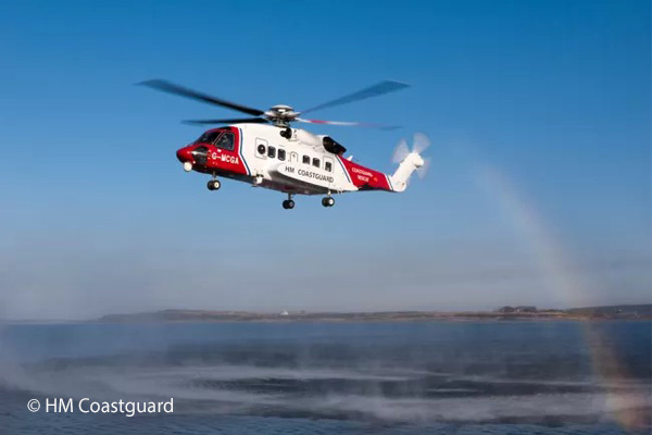 Hubschrauber der HM Coastguard mit Feuerlöschfähigkeiten sind zu den havarierten Schiffen unterwegs. Symbolfoto: HM Coastguard