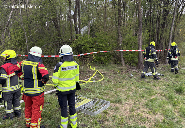 Nach dem Absturz eines einmotorigen Kleinflugzeuges riegelt die Feuerwehr die Unfallstelle ab. Foto: 7aktuell/Klemm