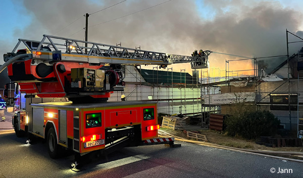Feuer in einem Einfamilienhaus in Hamburg-Kirchwerda. An die Flammen hinter den Dachgauben kommen die Einsatzkräfte nur schwer heran. Foto: Jann