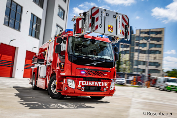 Zum Repertoire von Rosenbauer gehören hochmoderne Fahrzeuge, wie diese vollelektrische DLK 23/12. Foto: Rosenbauer