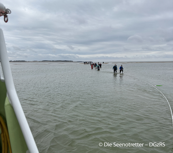 25 Wattwanderer, darunter vier Kinder, konnten auf ihrem Weg von Föhr nach Amrum bei auflaufendem Wasser einen Priel nicht mehr durchqueren. Die Seenotretter der DGzRS-Station Amrum befreiten sie aus der Situation. Foto: Die Seenotretter – DGzRS