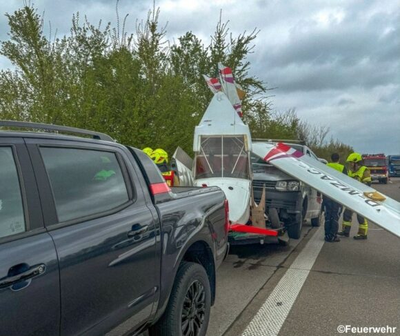 Durch einen Auffahrunfall wird das auf einem Anhänger geladene Kleinflugzeug stark beschädigt. Foto: Feuerwehr