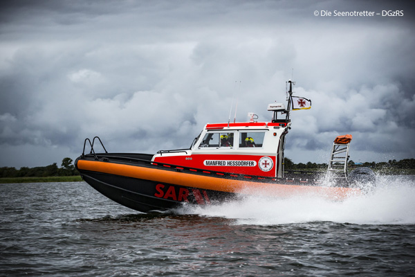 Aus Breege eilt das Seenotrettungsboot MANFRED HESSDÖRFER zum Einsatz in den Wieker Bodden im Norden der Insel Rügen. Foto: Die Seenotretter – DGzRS/Archivbild
