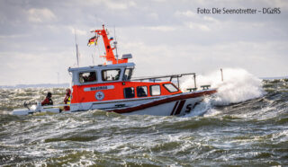 Das Seenotrettungsboot NAUSIKAA der Station Vitte bringt zwei der verunglückten Angler nach Wiek. Foto: Die Seenotretter – DGzRS/Archivbild