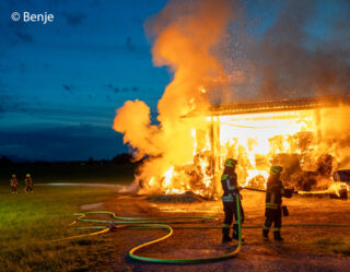 In Grabenstätt brennt eine Maschinenhalle. Wegen hoher Einsturzgefahr lässt die Feuerwehr sie kontrolliert abbrennen. Foto: Benje