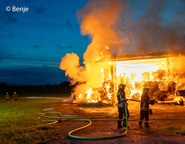 In Grabenstätt brennt eine Maschinenhalle. Wegen hoher Einsturzgefahr lässt die Feuerwehr sie kontrolliert abbrennen. Foto: 112News/Benje