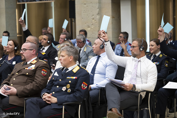 Abstimmung zur Gründung des "Verbandes der Feuerwehren der Europäischen Union". Foto: Jeske/DFV