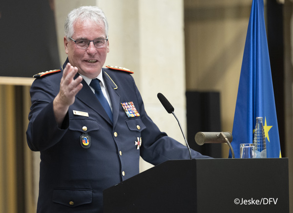 Karl-Heinz Banse, der Präsident des neuen "Verbandes der Feuerwehren der Europäischen Union", sprach auf der Gründungsveranstaltung in Berlin. Foto: Jeske/DFV