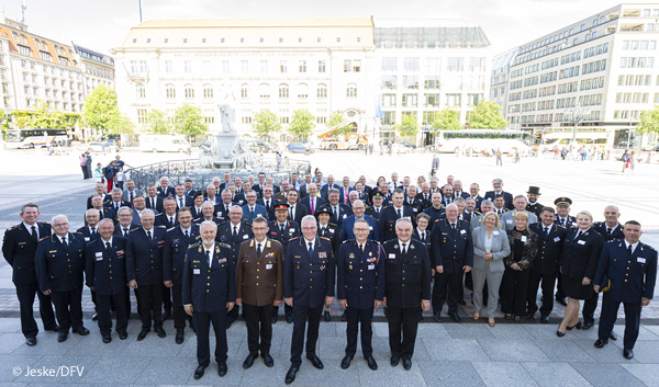 Vertreterinnen und Vertreter aus 21 Ländern der EU gründeten den "Verband der Feuerwehren der Europäischen Union". Foto: Jeske/DFV