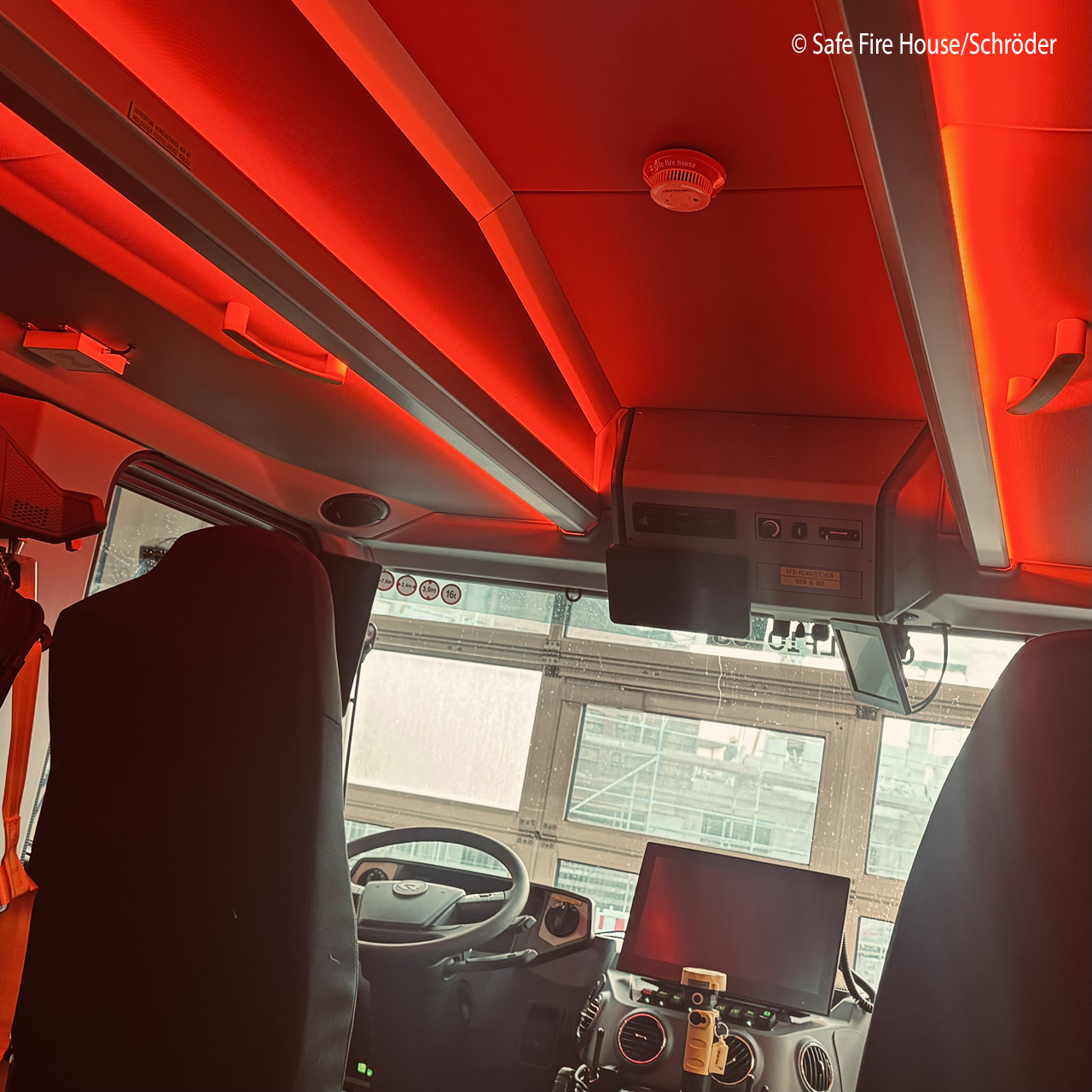 Rauchmelder in Feuerwehrfahrzeugen erkennen die Gefahr, bevor die Brandmeldeanlage im Feuerwehrhaus Alarm schlägt. Foto: Safe Fire House/Schröder
