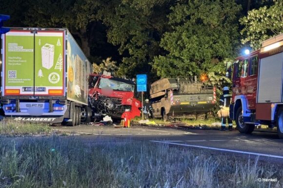 Auf der Bundesstraße 6 bei Nienburg kollidierte ein Sattelzug mit einem britischen Militäramphibienfahrzeug. Die Feuerwehrkräfte sichern die Unfallstelle ab. Foto: FF Nienburg/Weser/Henkel