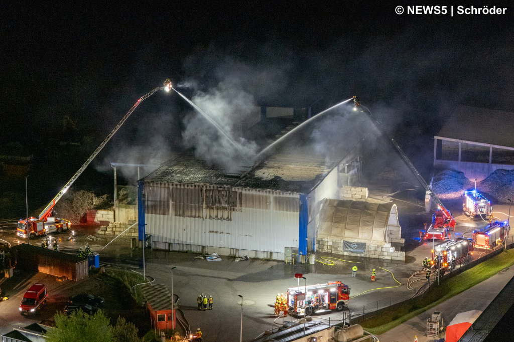 Feuerwehr löscht Brand mit Drehleitern