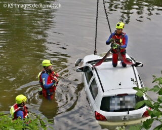 Zur Bergung eines Pkw aus dem Neckar bei Freiberg (BW) kommen die Strömungsretter der Deutschen Lebensrettungsgesellschaft (DLRG) zum Einsatz. Foto: KS-Images.de/Rometsch