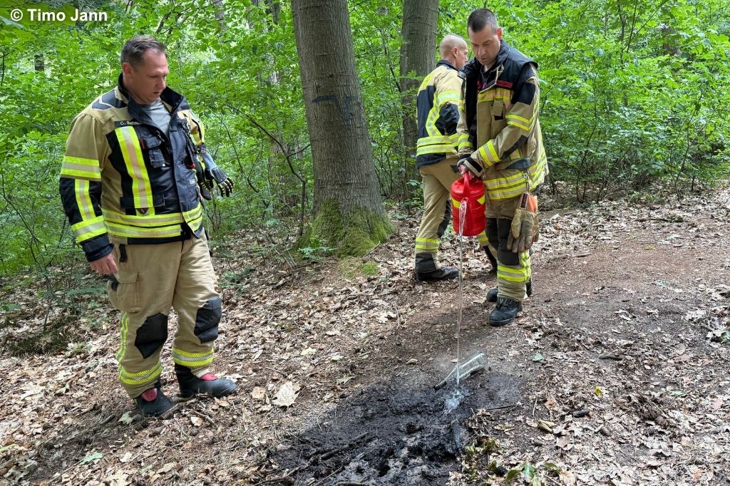 Feuerwehr löscht Lagerfeuer mit Gießkanne
