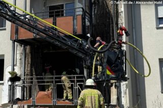 Feuerwehrleute auf der Drehleiter