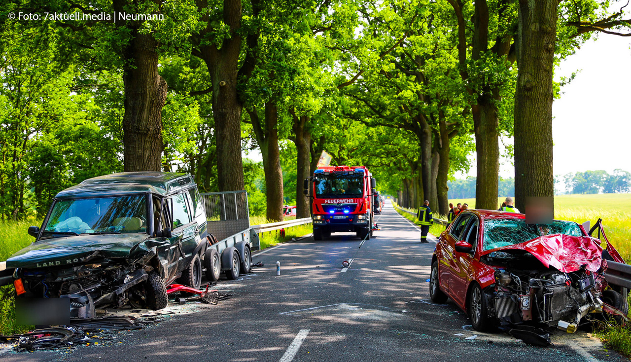 Nach einem Verkehrsunfall im Landkreis Oberhavel ist eine Person in ihrem Fahrzeug eingeklemmte. Die Feuerwehr befreit sie mit hydraulischem Rettungsgerät. Foto: 7aktuell.media/Neumann