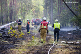 In Cottbus-Branitz breitet sich ein Waldbrand schnell aus. Die Kräfte löschen mit fünf Rohren. Die Wasserversorgung erfolgt größtenteils über Tanklöschfahrzeuge im Pendelverkehr. Foto: 7aktuell.de/Woitow