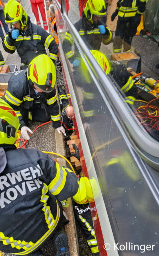 Schwieriger Einsatz für die Kameraden der Feuerwehren Eferding, Hinzenbach und Alkoven. Sie heben einen Triebwagen der Linzer Lokalbahn an, um einen 6-jährigen Verunglückten darunter zu bergen. Foto: Kollinger