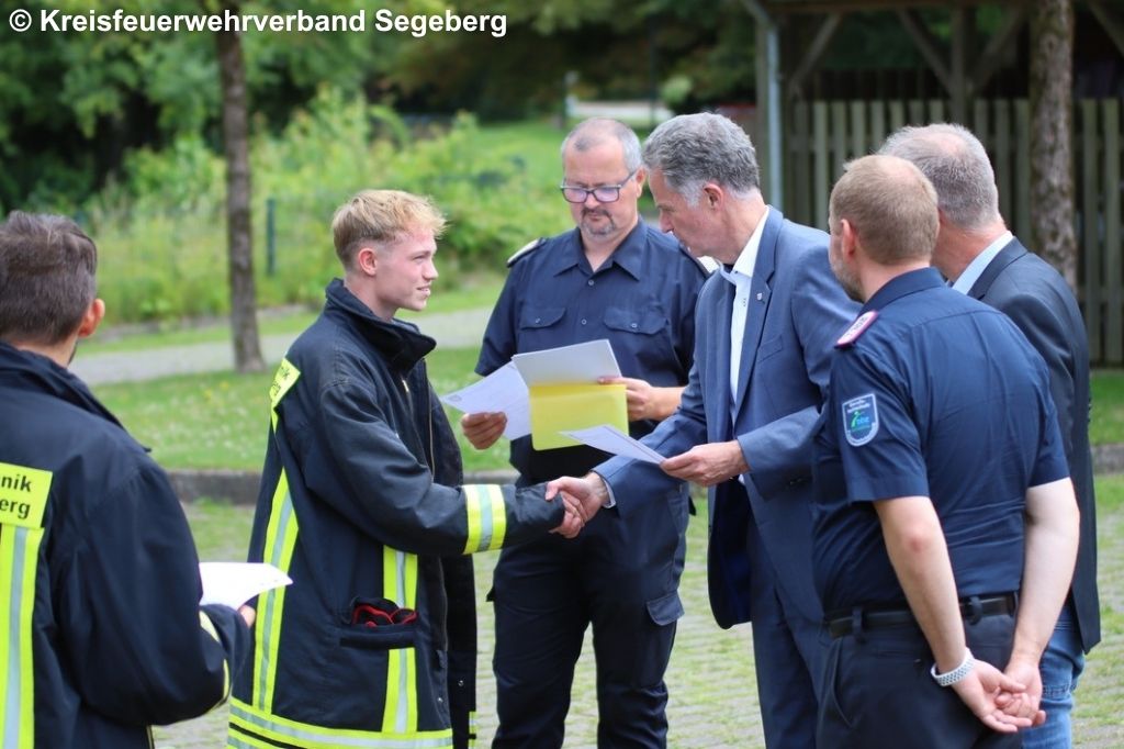 Urkundenübergabe durch Landrat