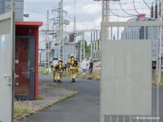 Im Umspannwerk von Bamberg kommt es zu einer Verpuffung. Feuerwehrkräfte erkunden unter Atemschutz die Situation. Foto: NEWS5/Merzbach