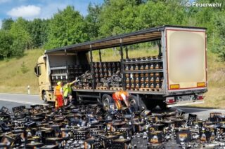 Lkw mit Bierkästen auf Fahrbahn
