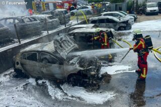 Feuerwehr löscht Autos