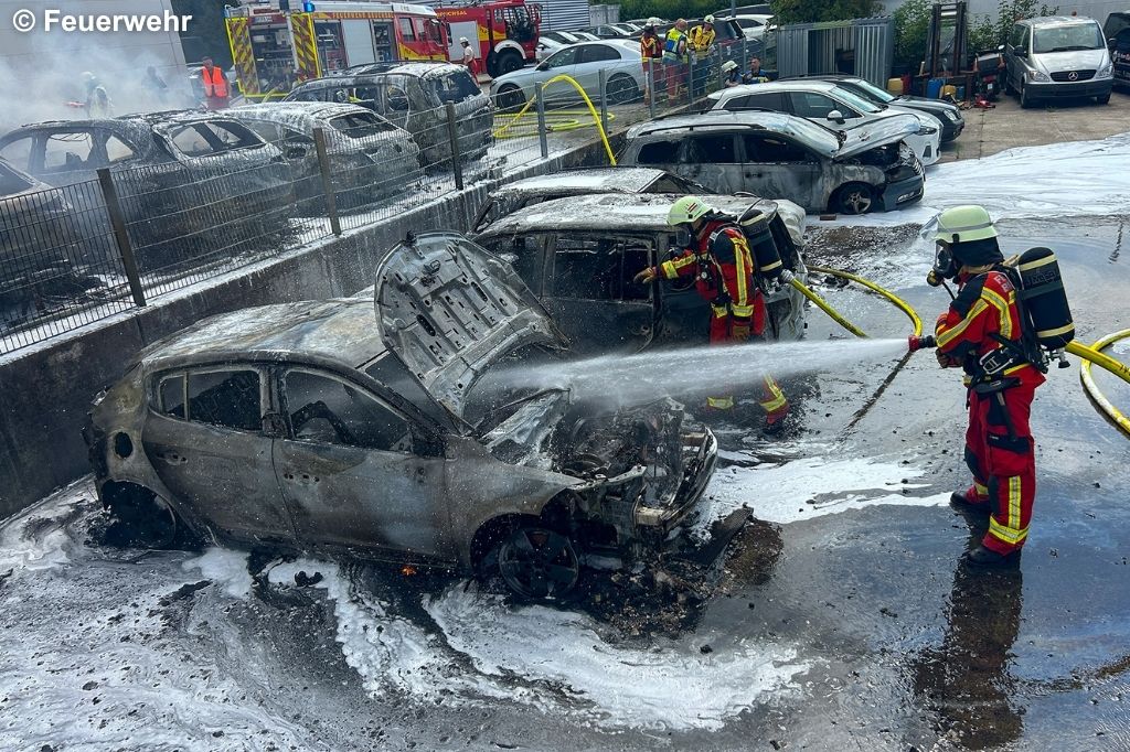 Feuerwehr löscht Autos