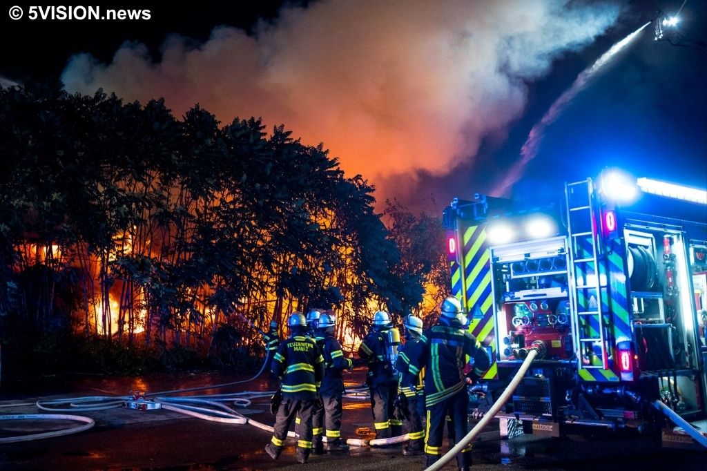 Feuerwehrkräfte bekämpfen Brand in der Nacht