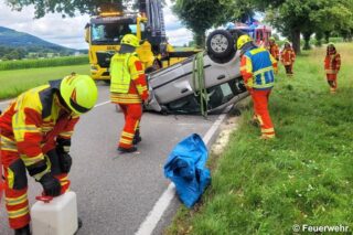 Verunfallter Pkw, Feuerwehr und Kran