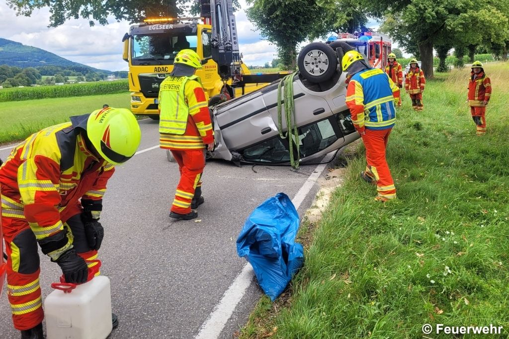 Verunfallter Pkw, Feuerwehr und Kran