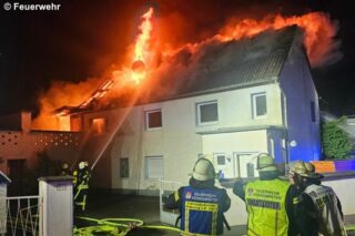 Feuerwehr löscht Dachstuhlbrand