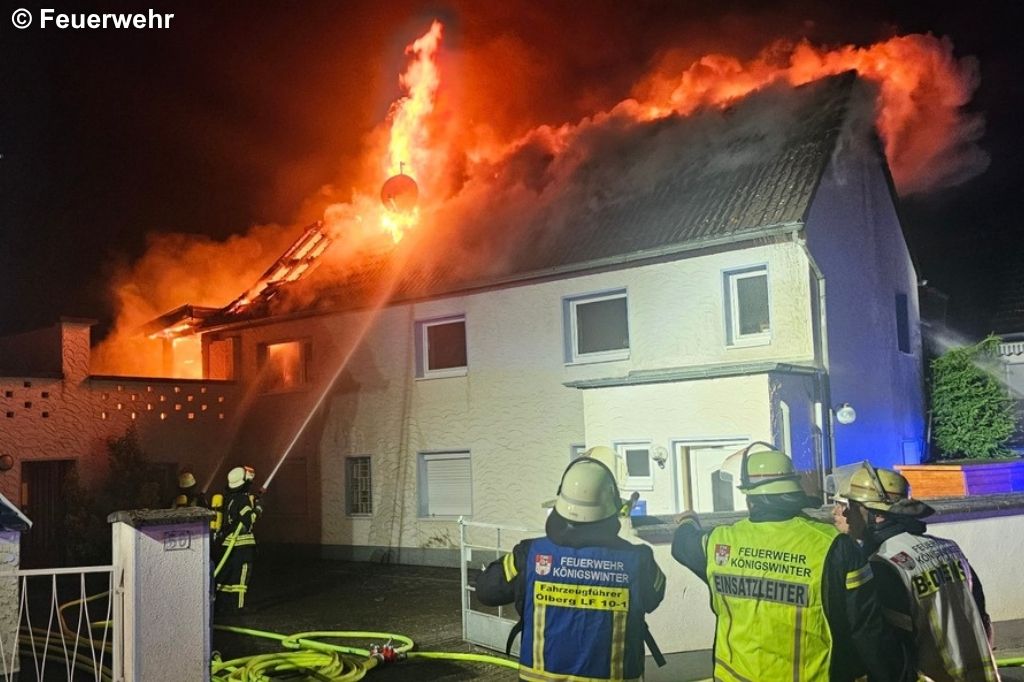 Feuerwehr löscht Dachstuhlbrand