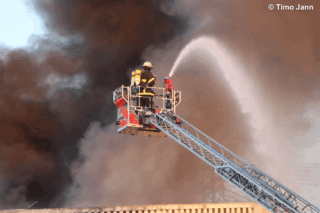 Feuerwehr löscht von Drehleiter aus