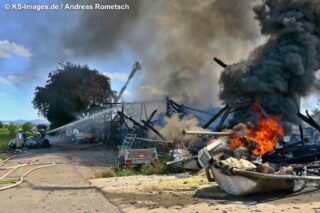 Trümmer des Scheunenbrands; Feuerwehr löscht weiter