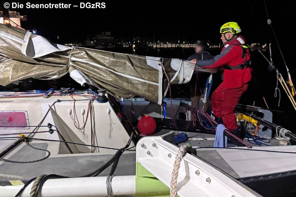 Seenotretter auf See bei Nacht
