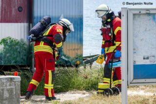 Feuerwehrleute prüfen Manganknolle