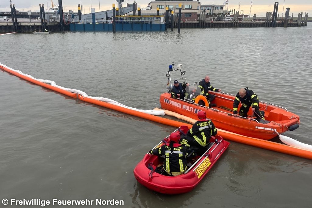 Feuerwehrleute auf Booten