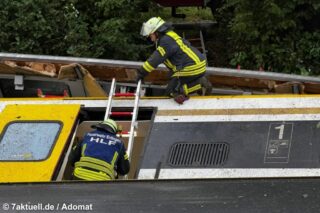 Feuerwehr steigt in verunglückten Zug