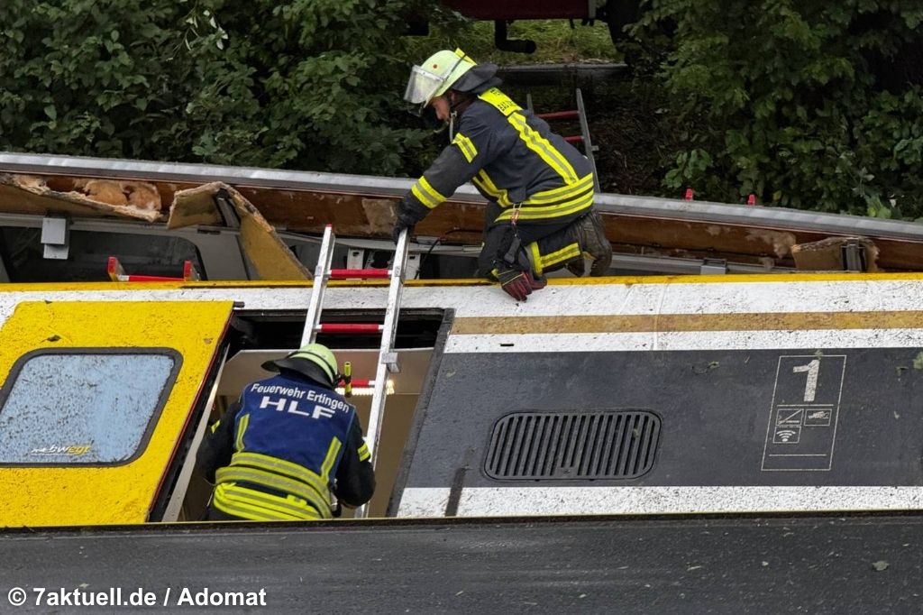 Feuerwehr steigt in verunglückten Zug