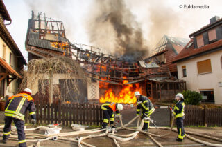 Im eng bebauten Ortskern von Setzelbach (HE) stehen binnen kurzer Zeit zwei Scheunen in Vollbrand. Es kommt zu einem Großeinsatz der Feuerwehr. In unserem Einsatzbericht im Feuerwehr-Magazin 8/2025 erfahrt ihr, wie die Kräfte es schaffen, eine weiter Ausdehnung des Feuers zu verhindern. Foto: Fuldamedia