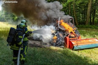 Feuerwehr löscht Traktor