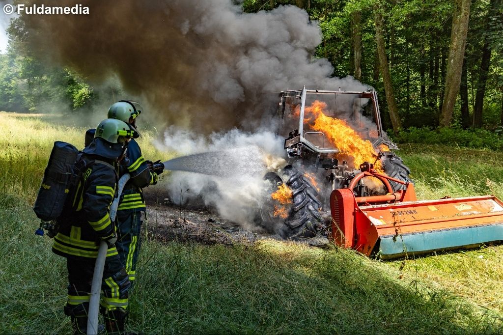 Feuerwehr löscht Traktor